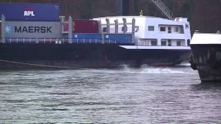 Gütermotorschiff auf dem Rhein festgefahren [upl. by Tnahsarp]